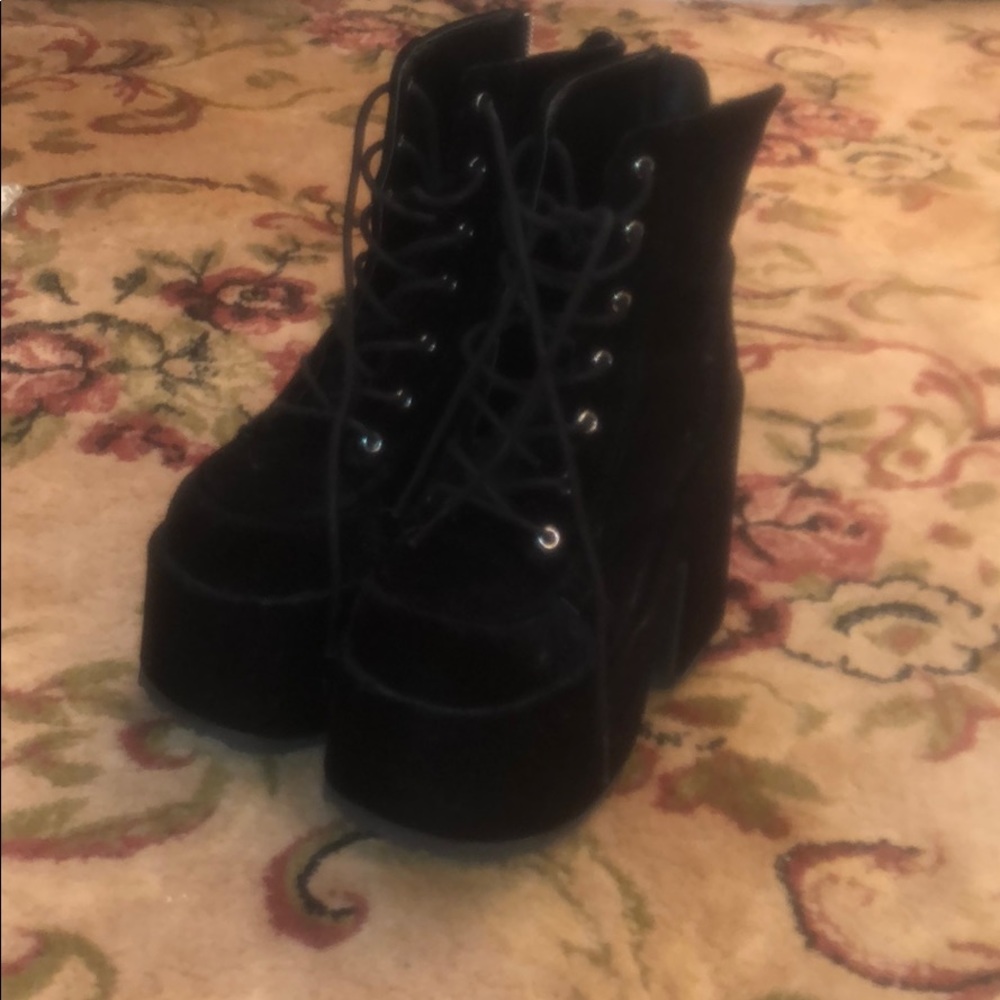 Demonia size 6 camel-203